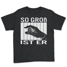 Load image into Gallery viewer, So Groß ist er Embarrassing Prank at the Bachelor Party Prank Penis - Youth Tee - Black
