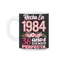 Load image into Gallery viewer, Mujer 38 Cumpleaños Regalo Hecha En 1984, 38 Anos Siendo Perfecta - 11oz Mug - Black on White
