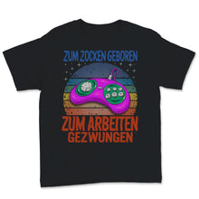 Load image into Gallery viewer, Zum Zocken Geboren Zum Arbeiten Gezwungen Tshirt für Kinder Zocke
