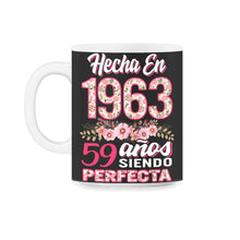 Load image into Gallery viewer, Mujer 59 Cumpleaños Regalo Hecha En 1963, 59 Anos Siendo Perfecta - 11oz Mug - Black on White
