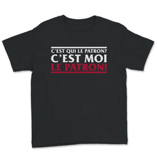 Load image into Gallery viewer, Papa Humour T-shirt C&#39;est Qui Le Patron ? C&#39;est Moi Le Patron Idée
