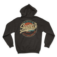 Load image into Gallery viewer, Ce Mec Est Un Super Vétérinaire Humour T Shirt copy - Hoodie - Black
