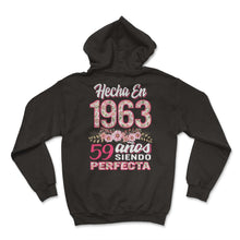Load image into Gallery viewer, Mujer 59 Cumpleaños Regalo Hecha En 1963, 59 Anos Siendo Perfecta - Hoodie - Black
