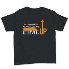 Load image into Gallery viewer, Un Geek Ne Viellit Pas Il Level Up Tee shirt, T-shirt Pour Hommes,
